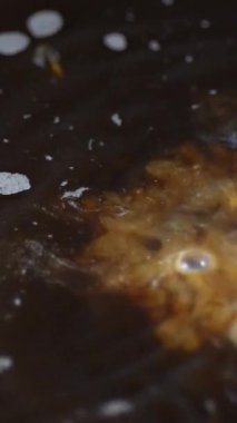 Dikey kahve videosuna süt dökülüyor