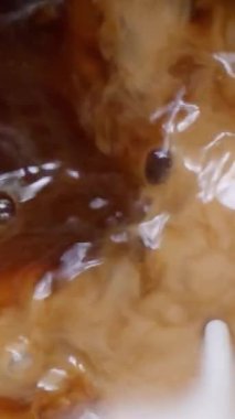 Dikey kahve videosuna süt dökülüyor