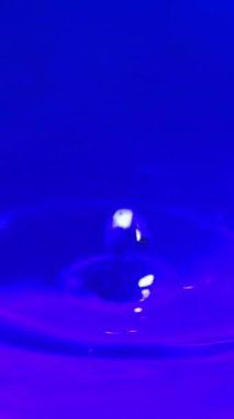 Su Düşürme ve Dalgalanma Yavaş Hareket dikey video