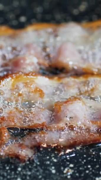 Närbild Bacon Fried Grill Vertikal Video — Stockvideo