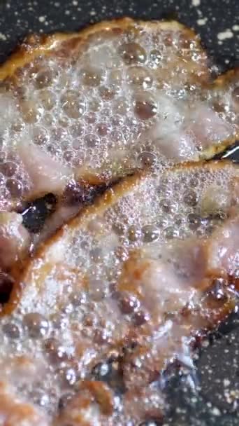 Primer Plano Video Vertical Bacon Fried Grill — Vídeos de Stock
