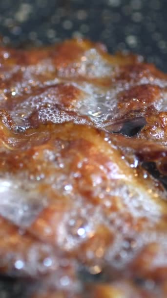 Gros Plan Une Vidéo Verticale Bacon Fried Grill — Video