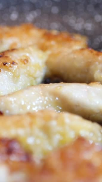Frituren Schnitzel Breaded Chicken Borst Verticale Video — Stockvideo