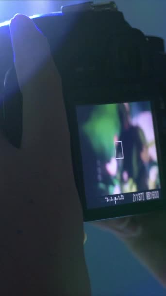 Widz Dziewczyna Fotografowanie Kamery Pionowe Wideo — Wideo stockowe