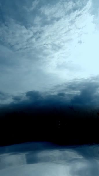 Nuvole Tempestose Sopra Oceano Scuro Video Verticale — Video Stock