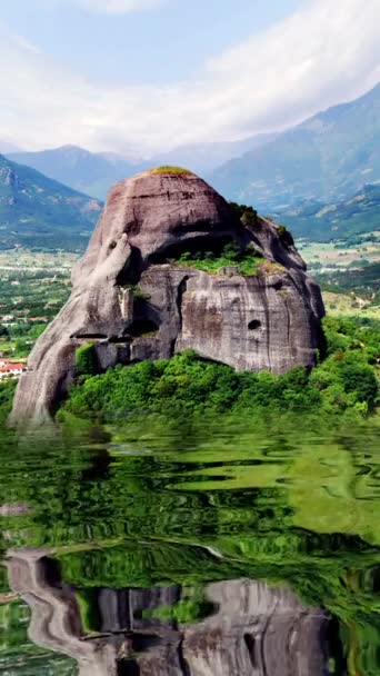 Montagnes Étonnantes Reflétées Dans Vidéo Verticale Eau — Video