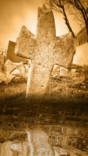 Старе Покинуте Кладовище Відображене Воді Вертикальне Відео — стокове відео