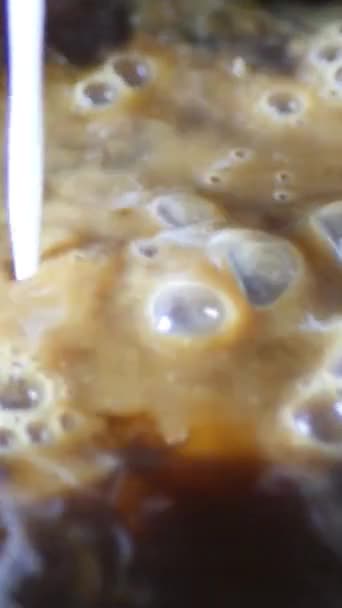 Выливание Молока Кофе Вертикальное Видео — стоковое видео