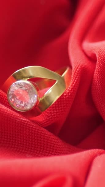Anillo Diamantes Video Vertical Satinado Rojo — Vídeo de stock