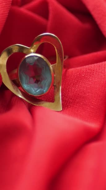 Diamond Heart Shape Ring Red Satin Vertical Video — Stok Video