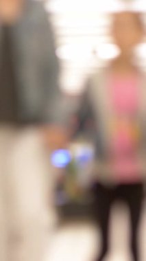 Bulanık İnsanlar Şehir İçinde Alışveriş Merkezi dikey videosu