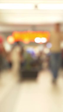 Bulanık İnsanlar Şehir İçinde Alışveriş Merkezi dikey videosu