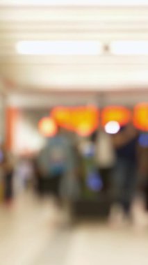 Bulanık İnsanlar Şehir İçinde Alışveriş Merkezi dikey videosu