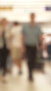 Bulanık İnsanlar Şehir İçinde Alışveriş Merkezi dikey videosu