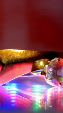 Elmas mücevher dikey video ile güzel altın bir yüzük.