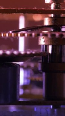 Döndürme eski paslı dişliler dikey video kapatın