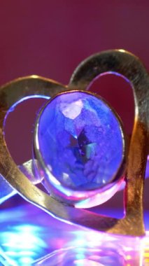 Elmas mücevher dikey video ile güzel altın bir yüzük.