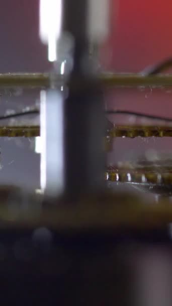 Rotación Engranajes Oxidados Viejos Cerca Vídeo Vertical — Vídeo de stock
