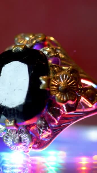 Hermoso Anillo Oro Lujo Con Joyas Diamantes Video Vertical — Vídeos de Stock