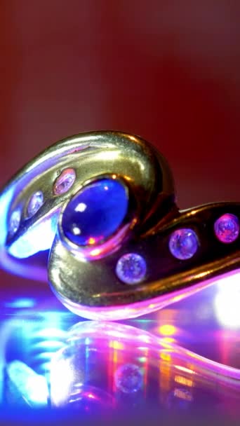 漂亮的豪华金戒指和钻石珠宝垂直视频 — 图库视频影像