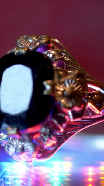 Prachtige Luxe Gouden Ring Met Diamanten Juwelen Verticale Video — Stockvideo