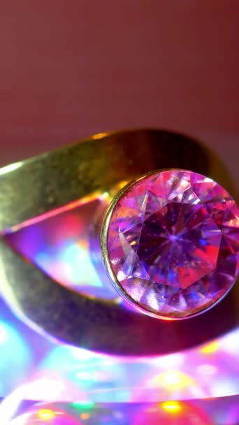 Indah Emas Mewah Cincin Dengan Berlian Perhiasan Vertikal Video — Stok Video