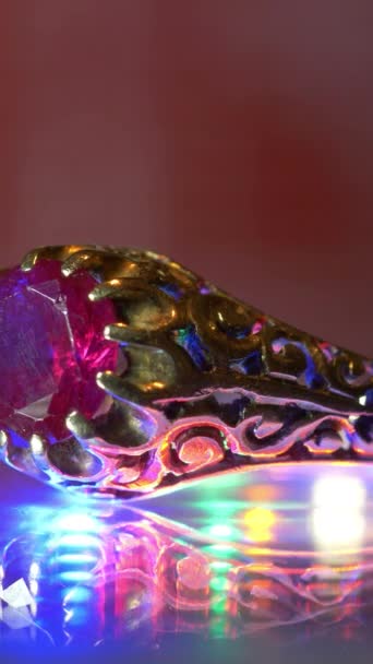 Gyönyörű Fényűző Arany Gyűrű Gyémánt Ékszerek Függőleges Videó — Stock videók