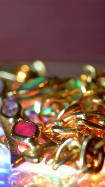 漂亮的豪华金戒指和钻石珠宝垂直视频 — 图库视频影像