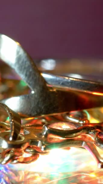 Hermoso Anillo Oro Lujo Con Joyas Diamantes Video Vertical — Vídeo de stock