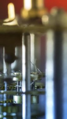 Döndürme eski paslı dişliler dikey video kapatın