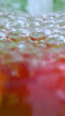 Yavaş çekim dikey videoda domateslere su sıçrıyor