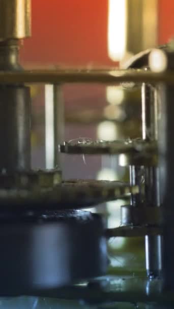 旋转的旧生锈齿轮关闭垂直视频 — 图库视频影像