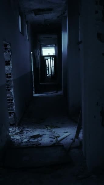 Entrar Abandonar Casa Demolida Vídeo Vertical — Vídeo de Stock