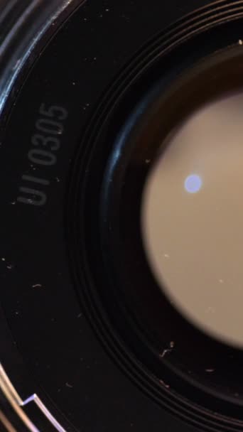 Dslr Kamerasının Makro Kapanışı Dikey Mercek Görüntüsü — Stok video