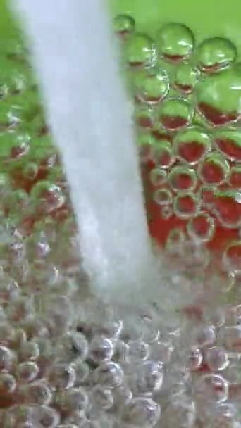 Water Spatten Tomaten Slow Motion Verticale Video — Stockvideo