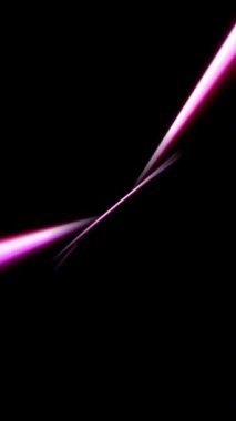 Siyah arkaplan dikey videosuna karşı hareketli renkli fiber dizgiler