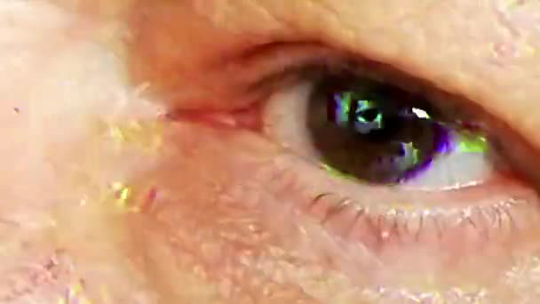 Gruselige Menschliche Augenbeobachtung Mit Glitch Effekt — Stockvideo