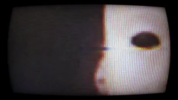 Gruselige Maske Auf Dem Fernsehbildschirm Mit Glitch Effekt — Stockvideo