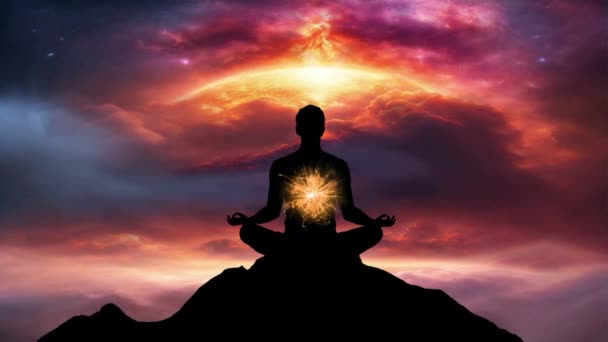 Man Silhuett Yoga Meditation Pose Markera Hinduchakran Mot Energi Bakgrund — Stockvideo