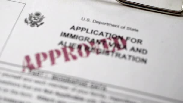 移民ビザと外国人登録のための証明書 — ストック動画