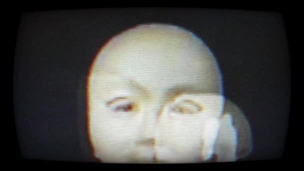 Gruselige Maske Auf Dem Fernsehbildschirm Mit Glitch Effekt — Stockvideo