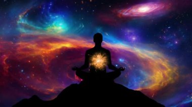 Yoga meditasyonundaki insan silueti, enerji arka planına karşı Hindu çakralarını vurguluyor