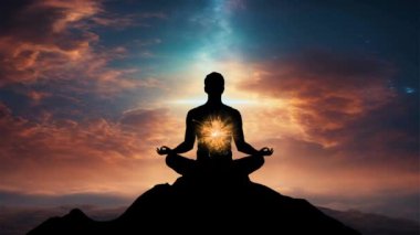 Yoga meditasyonundaki insan silueti, enerji arka planına karşı Hindu çakralarını vurguluyor