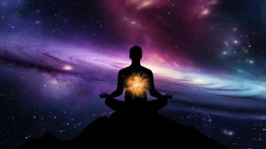 Bir dağın zirvesinde meditasyon yapan sakin bir insan silueti. Bireyler klasik nilüfer pozisyonunda otururlar.