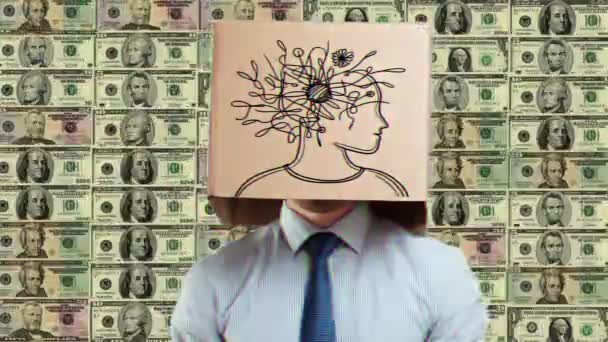 お金の背景に対する頭のボール紙箱の混乱したビジネスマン — ストック動画