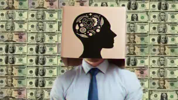お金の背景に対する頭のボール紙箱の混乱したビジネスマン — ストック動画