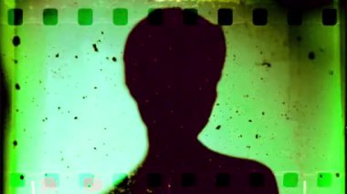 Eski film şeritlerinde tozlu ve çizikli anılar