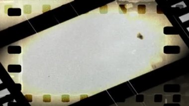Çizikler ve ışık sızıntıları olan bir film şeridi.