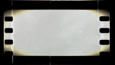 Çizikler ve ışık sızıntıları olan bir film şeridi.