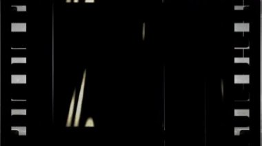 Çizikler ve ışık sızıntıları olan bir film şeridi.